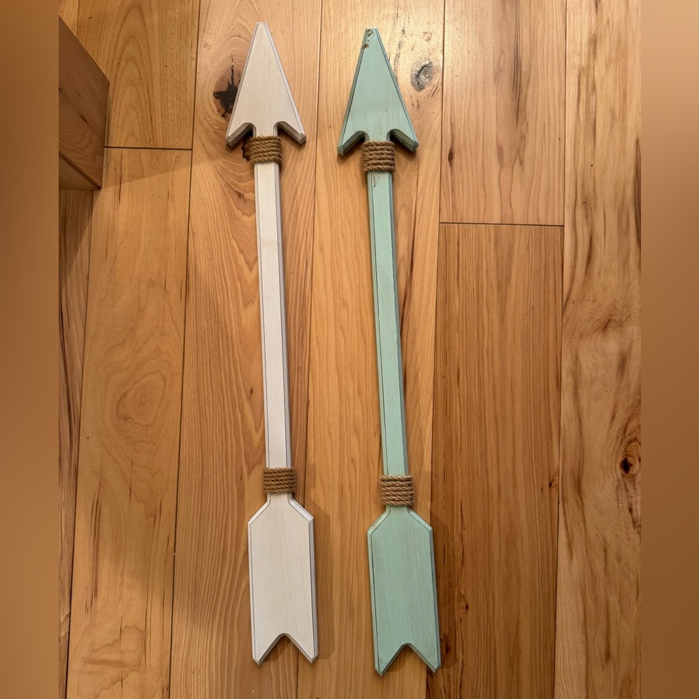 Pillowfort Colorful Arrow Wall Decor Set - Cream & Green Distressed Painted Wood